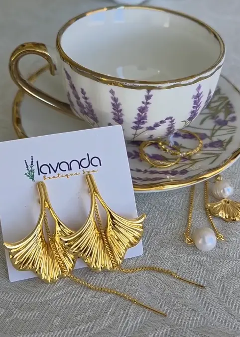 Brincos dourados e acessórios apresentados pela Lavanda Boutique Spa