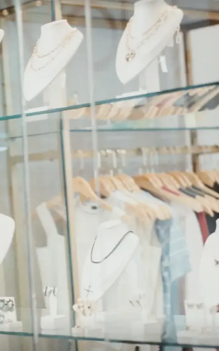 Exposição de acessórios e roupas no espaço da boutique