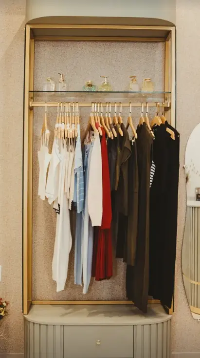Seleção de roupas femininas expostas na boutique