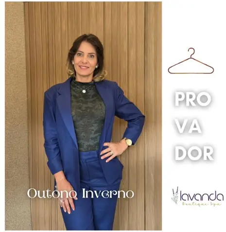 Mulher usando conjunto azul da coleção outono e inverno