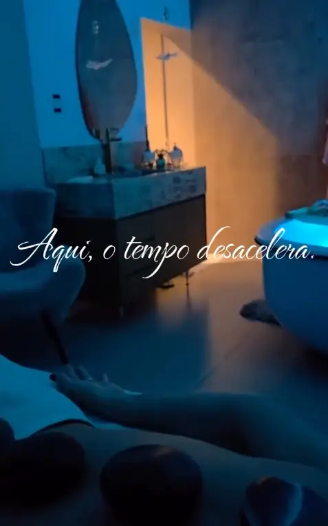 Ambiente com iluminação suave preparado para massagem e relaxamento