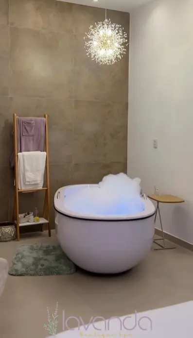Banheira de hidromassagem preparada na Lavanda Boutique Spa